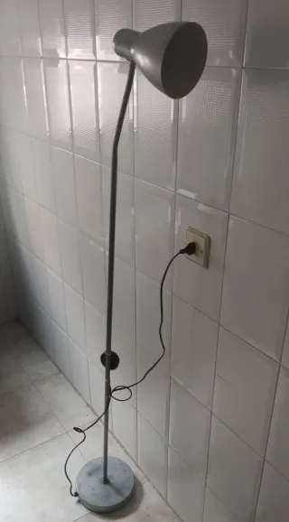Lámpara de pie gris metal