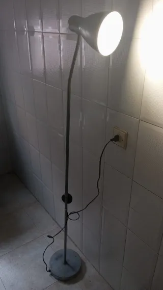 Lámpara de pie gris metal