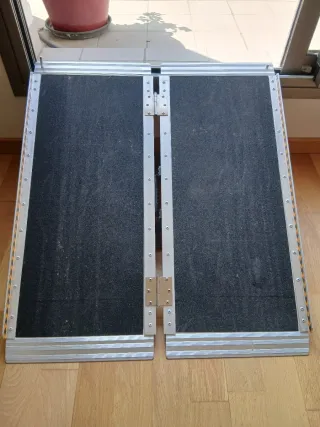 Rampa plegable para silla de ruedas.