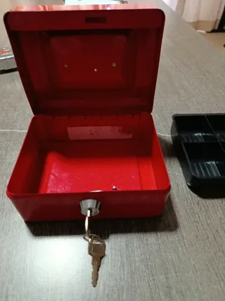 Caja de caudales roja con llave
