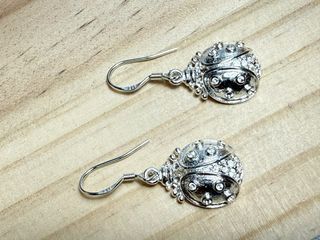 Pendientes de mariquita plateados