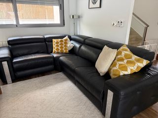 Sofá rinconero piel negro, Pedro Ortiz, motorizado