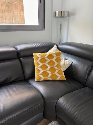 Sofá rinconero piel negro, Pedro Ortiz, motorizado