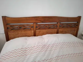Cabecero de cama de madera y mimbre