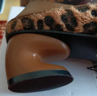 Zapatos de tacón con estampado de leopardo