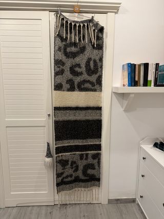 Sciarpa con fantasia leopardata e frange