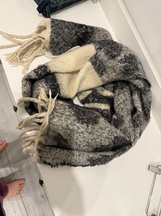 Sciarpa con fantasia leopardata e frange