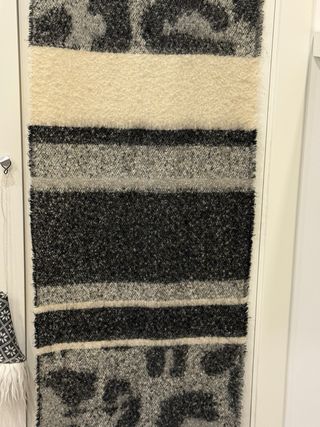 Sciarpa con fantasia leopardata e frange