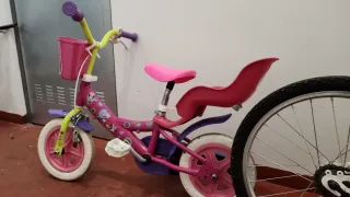 Bicicleta infantil rosa con cesta