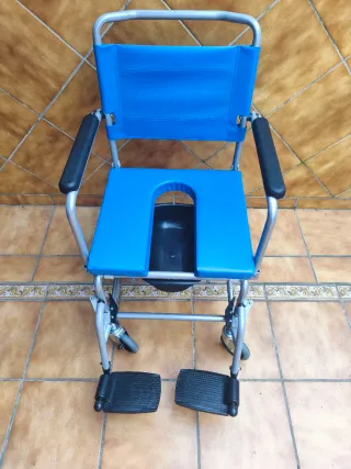 Silla de ruedas azul plegable