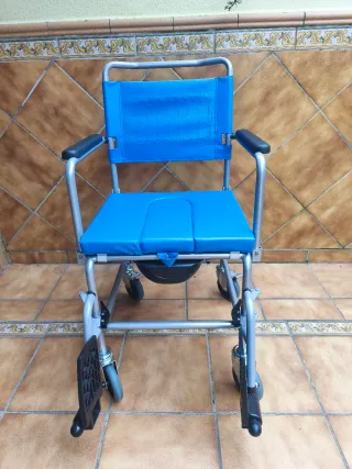 Silla de ruedas azul plegable