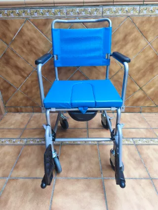 Silla de ruedas azul plegable