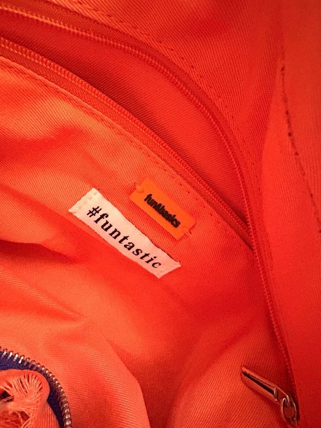 Bolso de mano azul para portátil y documentos.