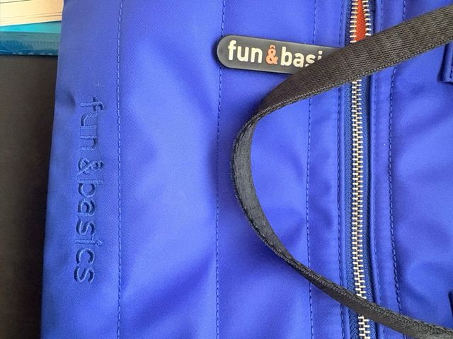 Bolso de mano azul para portátil y documentos.