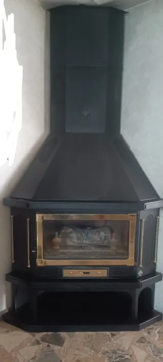 Chimenea metálica rinconera negra y dorada