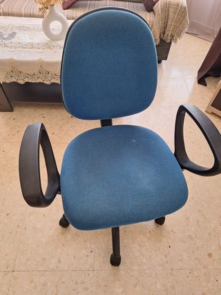 Silla de oficina azul y negra
