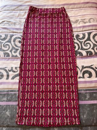 Falda larga con abertura lateral estilo vintage.