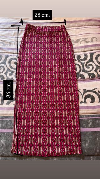 Falda larga con abertura lateral estilo vintage.