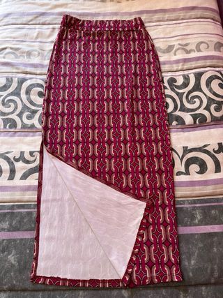 Falda larga con abertura lateral estilo vintage.