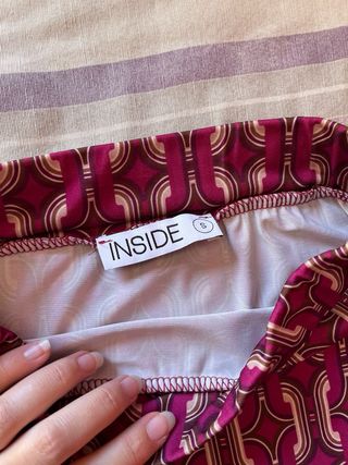 Falda larga con abertura lateral estilo vintage.