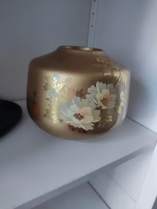 Jarrón lacado dorado floral