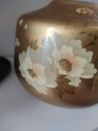 Jarrón lacado dorado floral