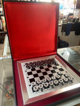 Ajedrez de lujo con piezas metálicas