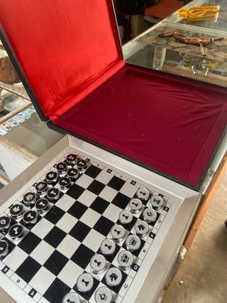 Ajedrez de lujo con piezas metálicas