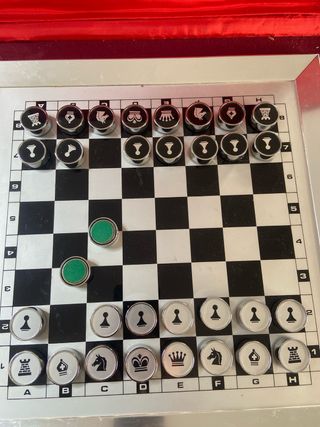 Ajedrez de lujo con piezas metálicas