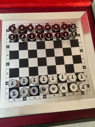 Ajedrez de lujo con piezas metálicas