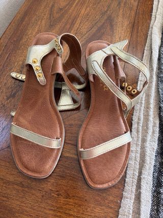Sandalias de piel doradas y marrones