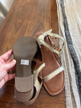 Sandalias de piel doradas y marrones