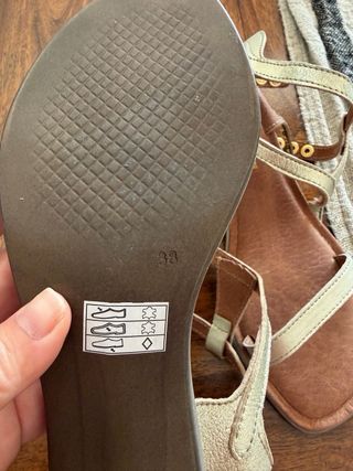 Sandalias de piel doradas y marrones