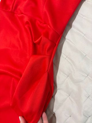 Vestido rojo fruncido con raja