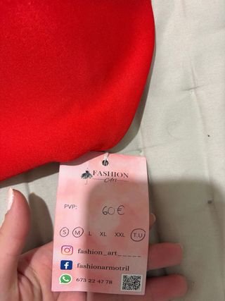 Vestido rojo fruncido con raja