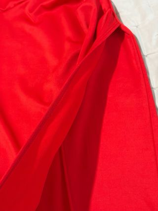 Vestido rojo fruncido con raja