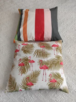 2 Cojines Medianos con Cremallera.