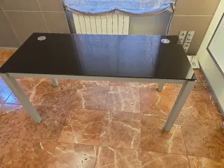 Mesa cristal negro y patas metal plateado