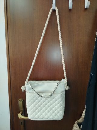 Borsa bianca trapuntata con tracolla