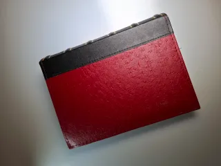 Álbum de fotos rojo y negro