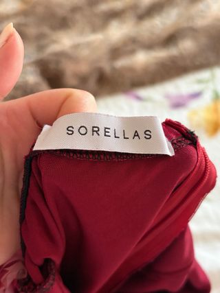 Vestido halter burdeos satinado con raja