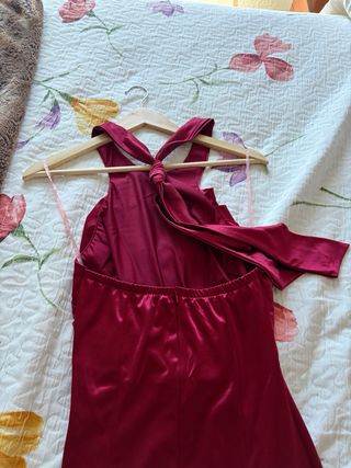 Vestido halter burdeos satinado con raja