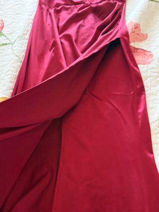 Vestido halter burdeos satinado con raja