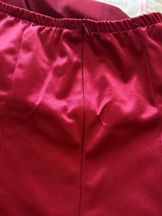 Vestido halter burdeos satinado con raja