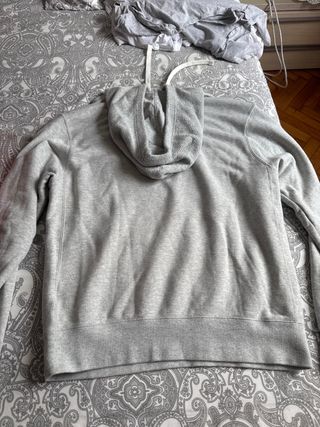 Sudadera Nike Gris con Logo Rojo