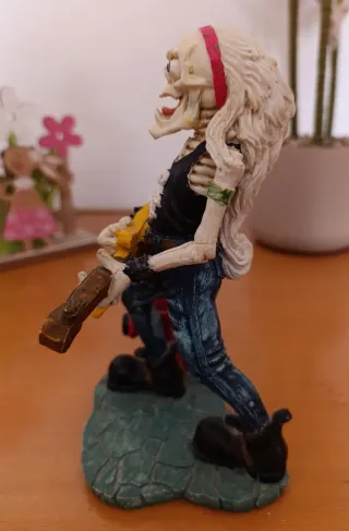 Figura esqueleto rockero con guitarra calavera