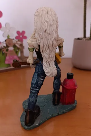 Figura esqueleto rockero con guitarra calavera