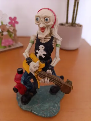 Figura esqueleto rockero con guitarra calavera