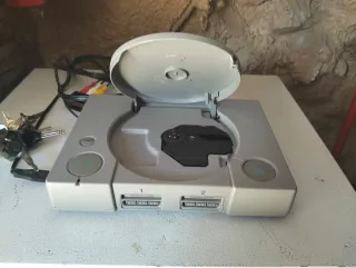 PlayStation 1 (PS1) con cables