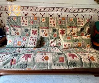 Sofá cama rústico con 2 cojines.